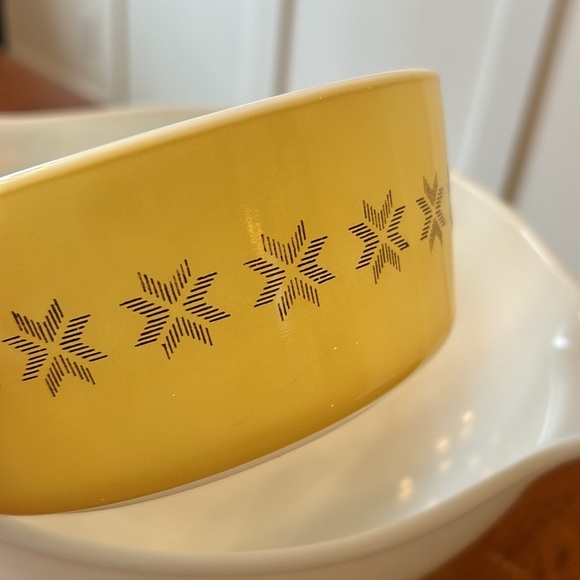 Vintage Pyrex Town & Country Patterned Yellow & White Mixing Bowls 60's 70's - Picture 2 of 6